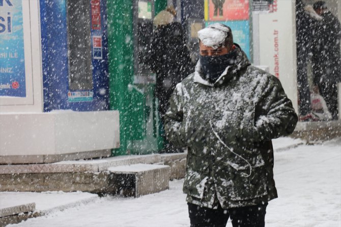 Bolu'da yoğun kar etkili oluyor