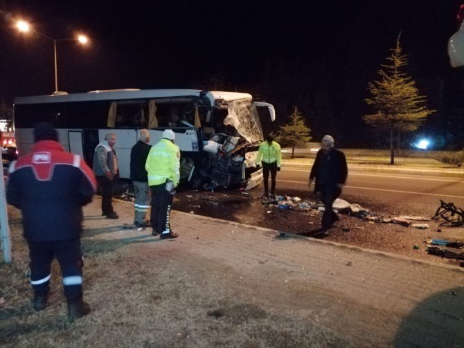 Uşak'ta yolcu otobüsü tıra çarptı: 16 yaralı