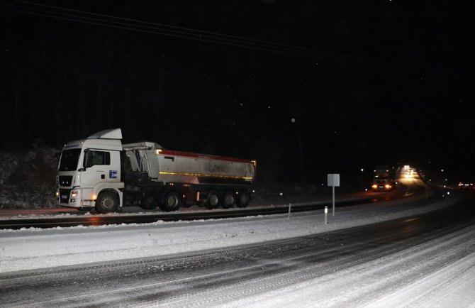 Zonguldak'ta kar yağışı ulaşımı olumsuz etkiledi