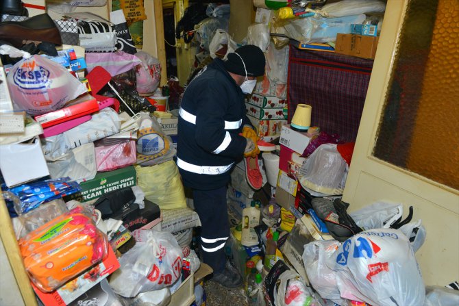 Bursa'da yaşlı kadının evinden 13 ton çöp çıktı