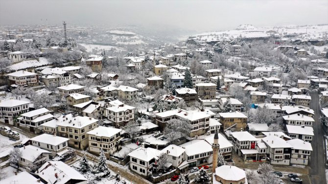 Kar yağışıyla beyaza bürünen tarihi Safranbolu konakları drone ile görüntülendi