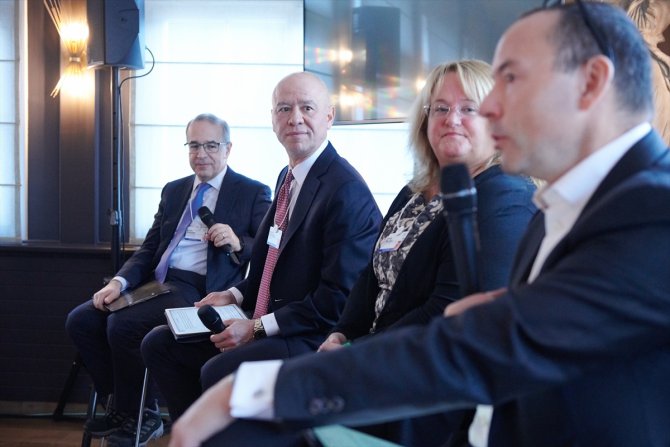 Koç Holding Üst Yöneticisi Çakıroğlu, Davos'ta dijital dönüşümü anlattı