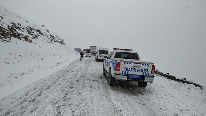 Yoğun kar nedeniyle Siirt-Batman kara yolu ulaşıma kapandı