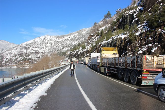 Artvin'de buzlanma nedeniyle iki aracın yoldan çıktığı kazada 4 kişi yaralandı