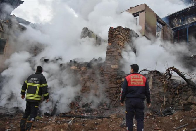 Aydın'da çıkan yangın 5 evde hasara neden oldu
