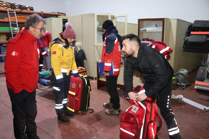 Deprem nedeniyle Kocaeli, Sakarya ve Bolu'dan Elazığ'a kurtarma ekipleri sevk edildi