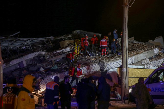 Elazığ'ın Maden ilçesinde yıkılan binadan 2 kişi sağ çıkarıldı
