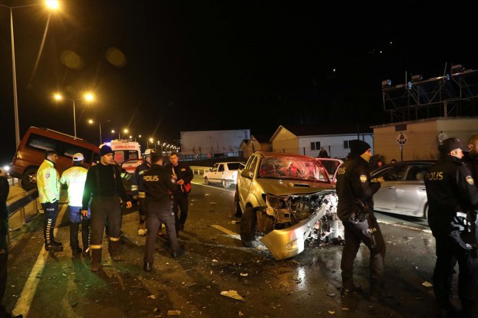 Rize'de iki kamyonetin çarpışması sonucu 1 kişi öldü, 8 kişi yaralandı