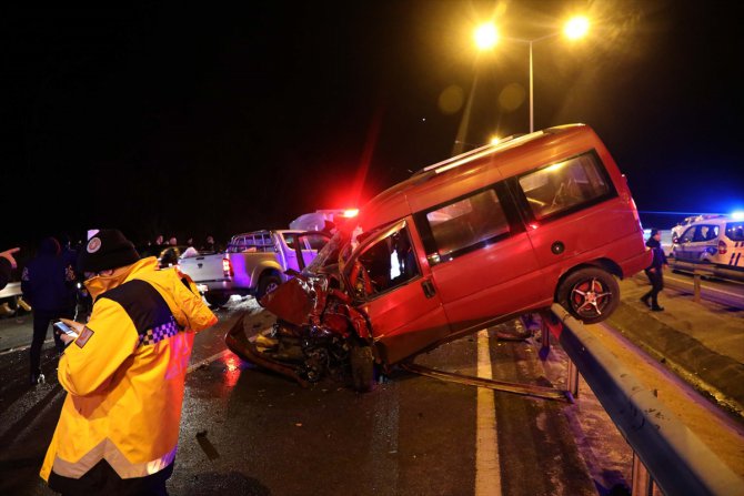 Rize'de iki kamyonetin çarpışması sonucu 1 kişi öldü, 8 kişi yaralandı
