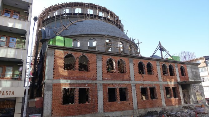 Sultangazi'de yapımı süren caminin kubbesindeki iskele çöktü