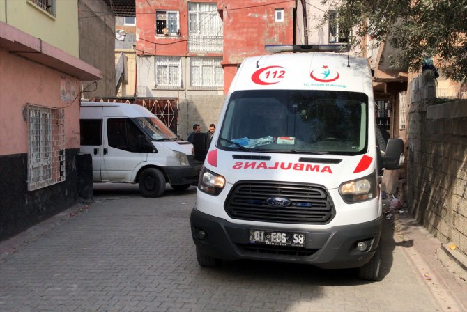 Adana'da 40 günlük bebek kundağına bırakılan notla bir evin önünde bulundu