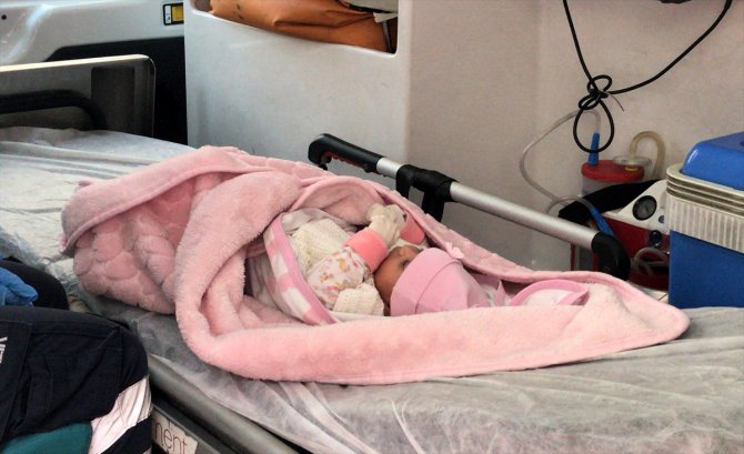 Adana'da 40 günlük bebek kundağına bırakılan notla bir evin önünde bulundu