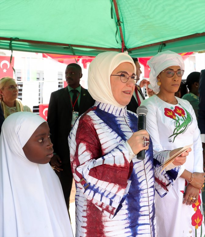 Emine Erdoğan, Gambiya'da cami ve okul açtı