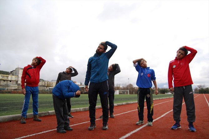Mustafa öğretmen öğrencilerine sporla umut aşılıyor
