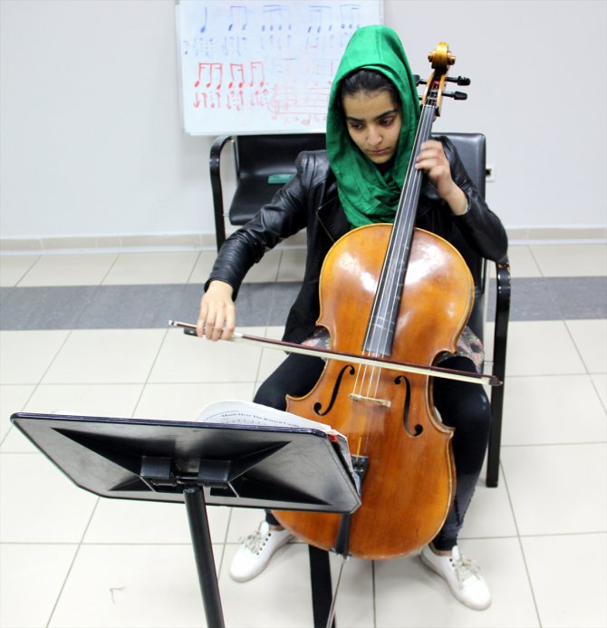 Afganistanlı Şah Peray'ın en büyük hayali Türkiye'de çello konseri vermek