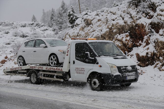 Antalya-Konya kara yolunda ulaşım kar yağışı nedeniyle güçlükle sağlanıyor