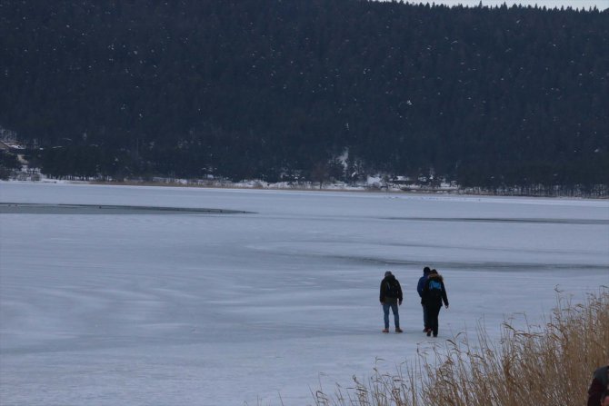 Tatilciler buz tutan Abant Gölü'nün üzerinde yürüdü