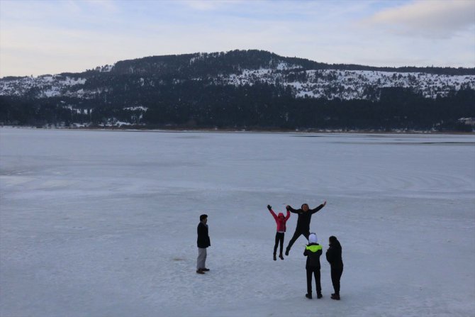 Tatilciler buz tutan Abant Gölü'nün üzerinde yürüdü