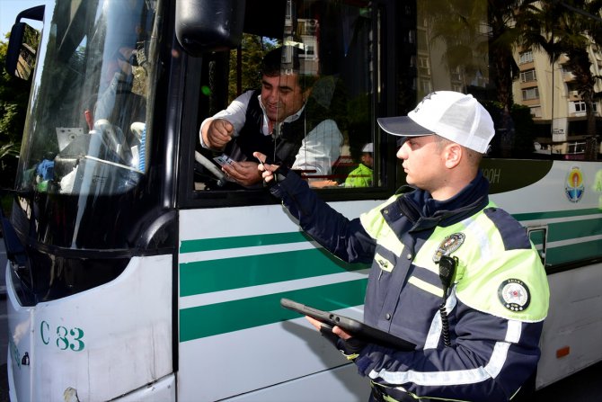 Toplu taşıma araçlarına yolcu gibi binen polis 175 sürücüye ceza yazdırdı