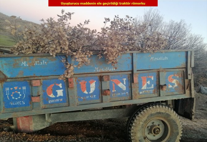 Diyarbakır'da traktörde ağaç dalları arasına gizlenmiş 250 kilogram esrar bulundu
