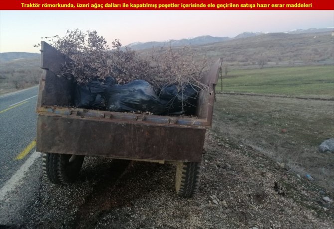 Diyarbakır'da traktörde ağaç dalları arasına gizlenmiş 250 kilogram esrar bulundu