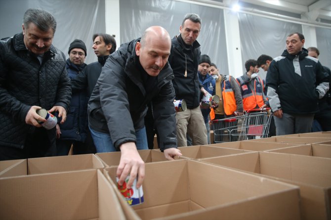 Bakanlar Soylu ve Koca, depremzedeler için gıdaların paketlenmesine yardım etti