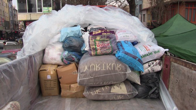 Kahramanmaraş'ta depremzedelere yardım kampanyasına vatandaşlar da destek veriyor