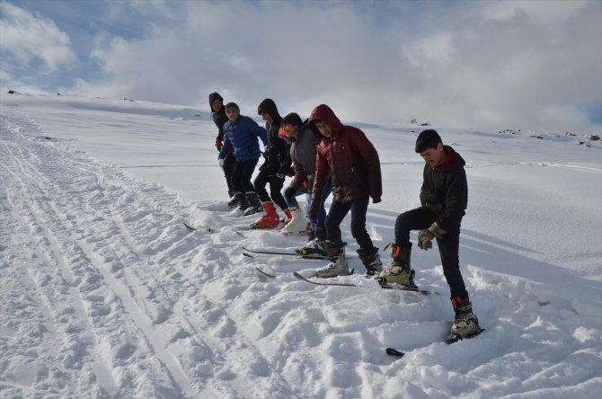 Kayak merkezine gidemeyen köylü çocuklar dağ yamacını piste çevirdi