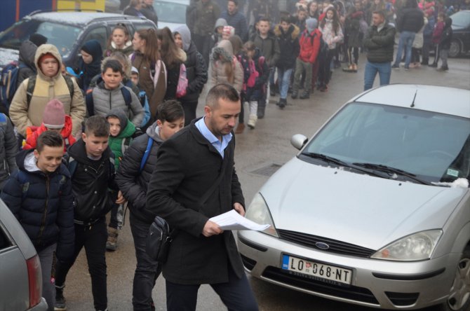 Srebrenitsa'daki Boşnak veliler, Sırp öğrencilerin Çetnik paylaşımını protesto etti