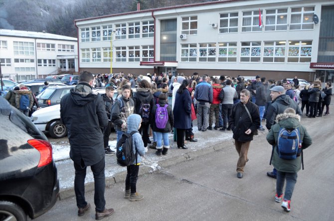 Srebrenitsa'daki Boşnak veliler, Sırp öğrencilerin Çetnik paylaşımını protesto etti