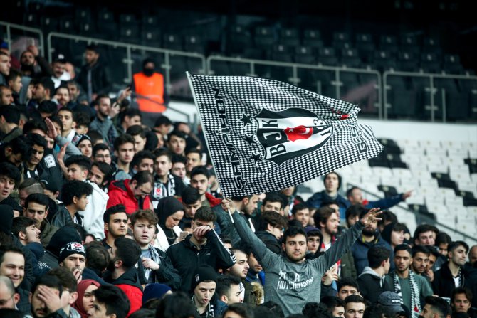 Beşiktaşlı taraftarlardan Sergen Yalçın'ın imza törenine büyük ilgi