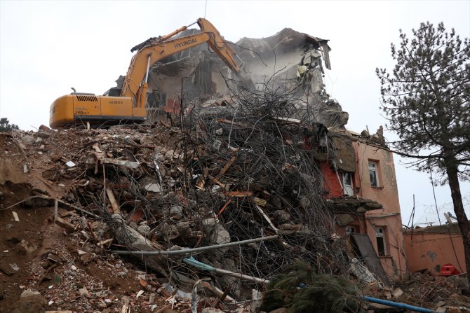 Elazığ'da ağır hasarlı 72 bina yıkılacak