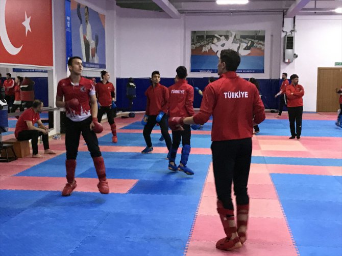 Genç karateciler Avrupa Şampiyonası'na hazırlanıyor