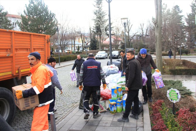 Elazığ ve Malatya'daki depremzedelere destek sürüyor