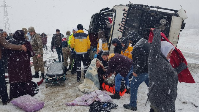 GÜNCELLEME - Erzincan'da yolcu otobüsü devrildi: 46 yaralı
