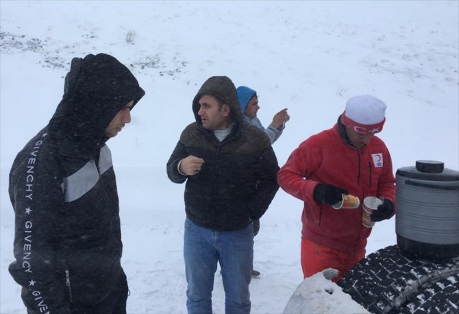 Kar yağışı nedeniyle Kop Dağı'nda mahsur kalan yaklaşık 500 kişi kurtarıldı