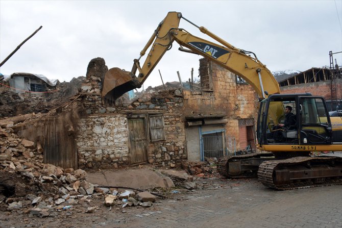 Malatya'da ağır hasarlı binaların yıkımına başlandı