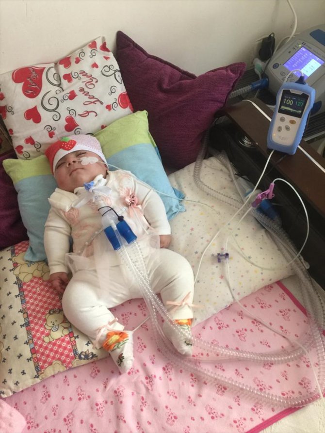 Minik elleriyle hayata tutunan epilepsi hastası Asel bebeğe evde muayene