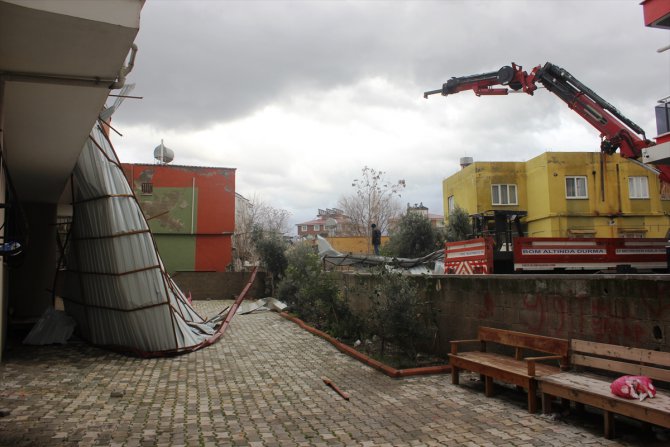 Osmaniye'de fırtına çatı uçurdu