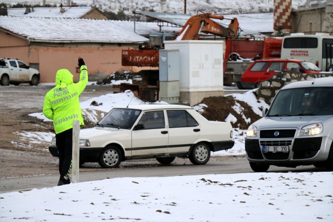 Sivas-Malatya kara yolu yoğun kar yağışı nedeniyle ulaşıma kapandı
