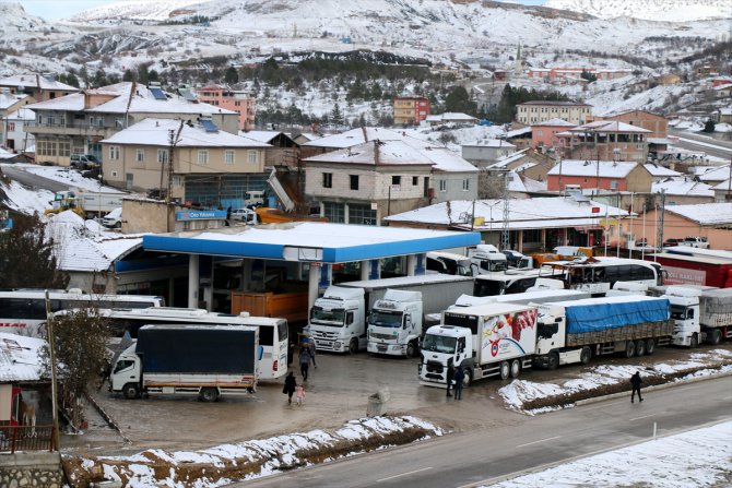 Sivas-Malatya kara yolu yoğun kar yağışı nedeniyle ulaşıma kapandı