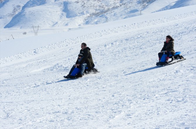 Bitlisliler tatilin son gününü kayak yaparak değerlendirdi