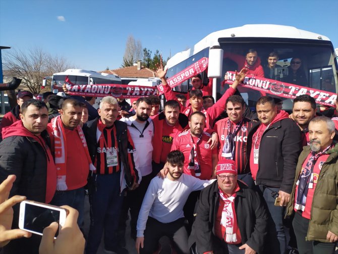 Gaziantep FK taraftarları, Sivassporlu taraftarları çiçekle karşıladı