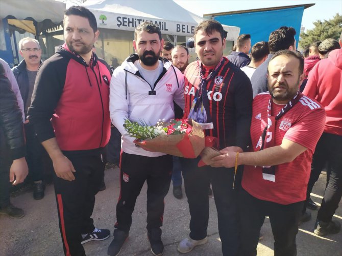 Gaziantep FK taraftarları, Sivassporlu taraftarları çiçekle karşıladı