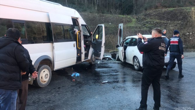 Zonguldak'ta otomobille minibüs çarpıştı: 12 yaralı