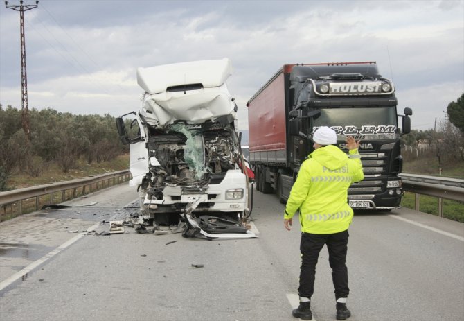 Bursa'da zincirleme trafik kazasında tırda sıkışan sürücü kurtarıldı