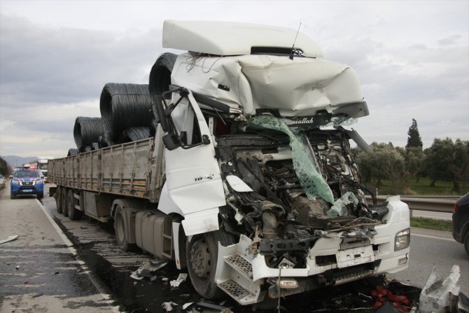 Bursa'da zincirleme trafik kazasında tırda sıkışan sürücü kurtarıldı
