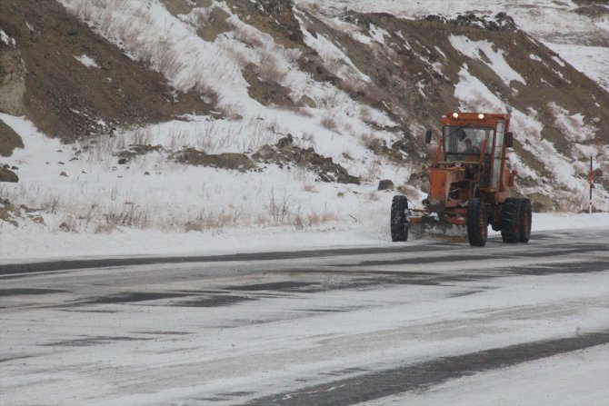 Doğu Anadolu'daki 5 ilde 137 köy ve mahalle yolu kardan dolayı ulaşıma kapalı