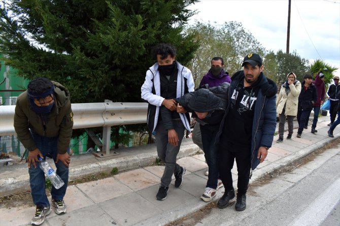 Midilli'de polis ile göçmenler arasında arbede yaşandı