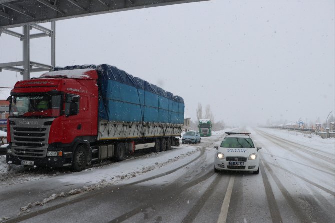 Erzincan'da kar ve tipi ulaşımı aksatıyor